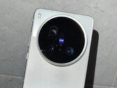 В видеоролике, снятом своими руками, показан Vivo X200 Ultra, включая его большую камеру Zeiss (Источник изображения: Little Red Book, Weibo)