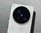 В видеоролике, снятом своими руками, показан Vivo X200 Ultra, включая его большую камеру Zeiss (Источник изображения: Little Red Book, Weibo)