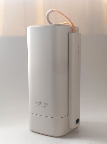 Yaber T1 Pro фиксирует объектив в положении лицом вниз к основанию, чтобы защитить его от повреждений при транспортировке. (Источник изображения: Yaber)