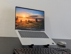 OmniBook 5 14 предлагает множество преимуществ за свою низкую цену, включая тонкий профиль, похожий на EliteBook, и даже OLED-дисплей (Источник изображения: Notebookcheck)