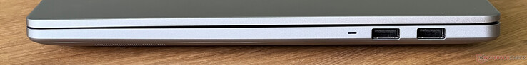 Справа: 2x USB-A 3.2 Gen 1 (5 Гбит/с)