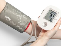 Человек, использующий медицинский тонометр (Источник изображения: Mockup Graphics via Unsplash; обрезано)