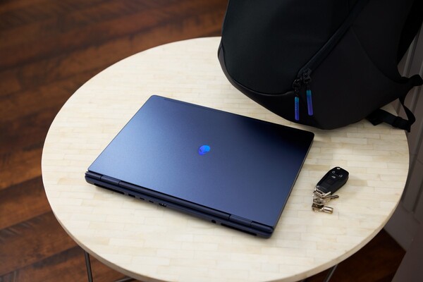 Alienware 16X Aurora доступен в единственном цвете Interstellar Indigo, который имеет сатиновую отделку.