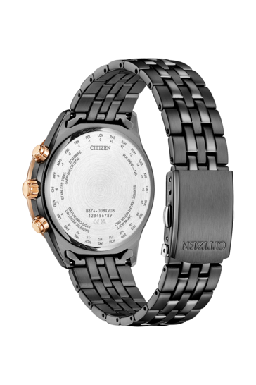 Задняя крышка часов Citizen Eco-Drive-BY1036-53L, на которой видны черный браслет из нержавеющей стали и коды городов по всемирному координированному времени (UTC) на задней крышке корпуса.