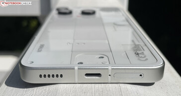 Снизу: Динамик, USB-C 2.0, микрофон, двойная SIM-карта