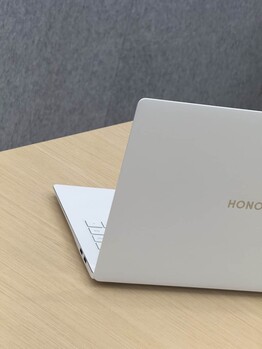 MagicBook Pro 14 также будет доступен в белом цвете.