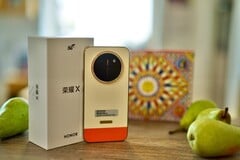 Компания Honor оснастила модель X80 Pro Max всего одной задней камерой, однако аккумулятор и дисплей с лихвой компенсируют этот недостаток.