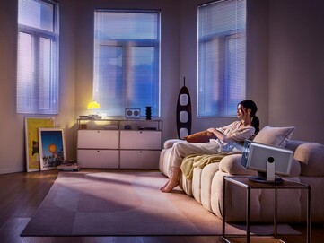 Leica Cine Play 1 Plus поставляется со встроенной наклонной подставкой. (Источник изображения: Leica)