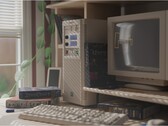 Сборка игрового ПК Maingear Retro98 показана на рабочем столе (Источник изображения: Maingear PR с правками)
