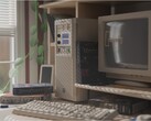 Сборка игрового ПК Maingear Retro98 показана на рабочем столе (Источник изображения: Maingear PR с правками)