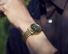 Часы Seiko Presage Classic x Tradman’s Bonsai на запястье с корпусом и браслетом золотистого цвета и темно-зелёным циферблатом.