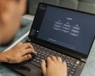 Человек печатает на ноутбуке, на экране которого открыта главная страница ChatGPT