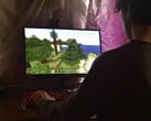 На изображении показан человек, играющий в Minecraft на ПК