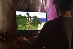 На изображении показан человек, играющий в Minecraft на ПК