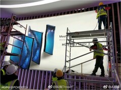 Фото рекламного постера гибкого смартфона Huawei наконец-то раскрыло внешний вид и название устройства (Изображение: 4pda) 