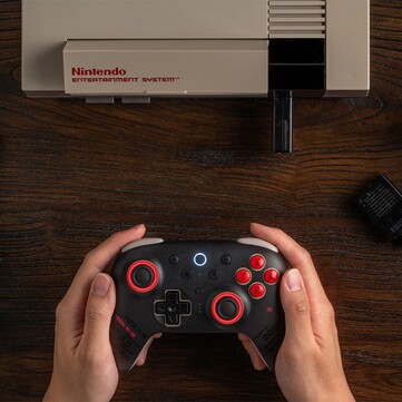 8BitDo Ultimate 2 Bluetooth - NES 40th Limited Edition поставляется с ретро-приемником NES, поэтому его можно использовать с NES. (Источник изображения: 8BitDo)