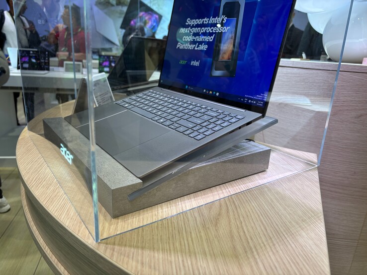 Acer Swift 16 AI с левой стороны. Источник изображения: Notebookcheck)