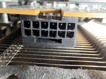 Сгоревший разъем питания Sapphire Nitro RX 9070 XT. (Источник изображения: r/pcmasterrace на Reddit)