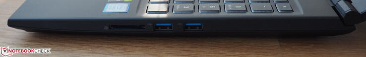 Правая сторона: картридер, 2x USB 3.0 (Type A)
