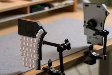 MoErgo Go60 вертикально установлен на столе. (Источник изображения: MoErgo)