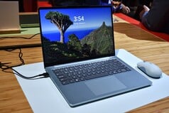 Lenovo IdeaPad Vibe 14 в цвете «Chill Blue».