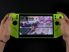 Портативная игровая консоль MSI Claw A8 зеленого цвета, играющая в Teenage Mutant Ninja Turtles: Shredder&#039;s Revenge, а экранные показатели производительности демонстрируют низкий уровень TDP и потребление заряда батареи. (Источник изображения: ETA Prime на YouTube)