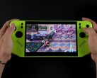 Портативная игровая консоль MSI Claw A8 зеленого цвета, играющая в Teenage Mutant Ninja Turtles: Shredder's Revenge, а экранные показатели производительности демонстрируют низкий уровень TDP и потребление заряда батареи. (Источник изображения: ETA Prime на YouTube)