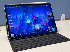 Новый GT Pad 2 Pro, как сообщается, будет оснащен Snapdragon 8 Gen 3. На фото: утечка игрового планшета. (Источник изображения: Weibo)