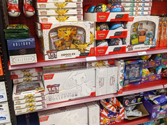 Коллекционные предметы по мотивам карточной игры «Покемон» в магазине Target