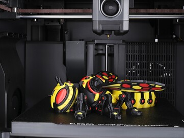 Многоцветный 3D-отпечаток осы внутри Centauri Carbon 2 Combo. (Источник изображения: Elegoo)