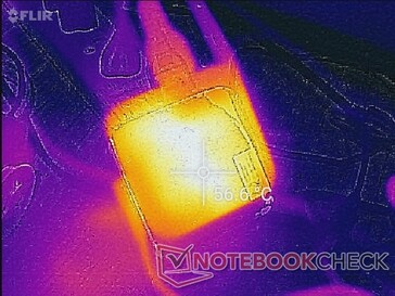 Адаптер питания прогревается до 56 °C под нагрузкой (60 минут)