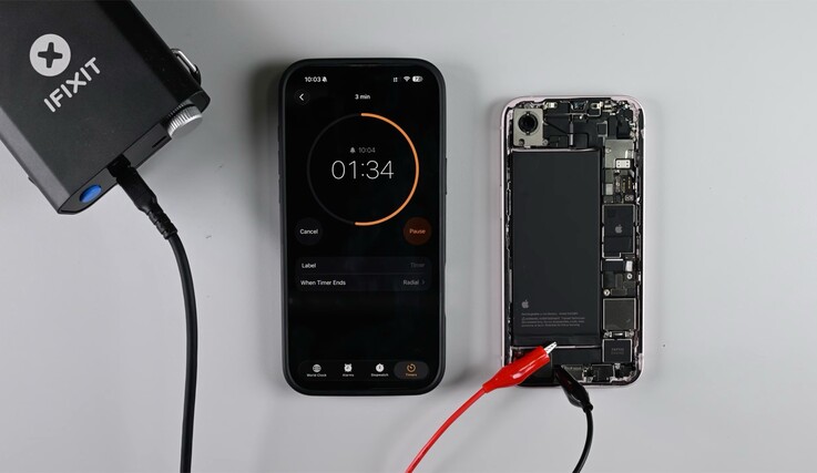 Батарею iPhone 17e можно извлечь, подав низкое напряжение, чтобы снять клей.