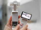 Insta360 Luna Ultra имеет съемный пульт с сенсорным экраном.