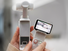 Insta360 Luna Ultra имеет съемный пульт с сенсорным экраном.