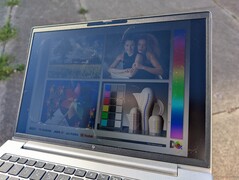 На открытом воздухе под прямыми солнечными лучами