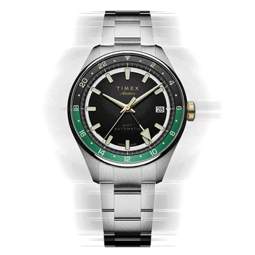 Timex Atelier GMT Première M1a с черным циферблатом, зеленым кольцом GMT и браслетом из нержавеющей стали.