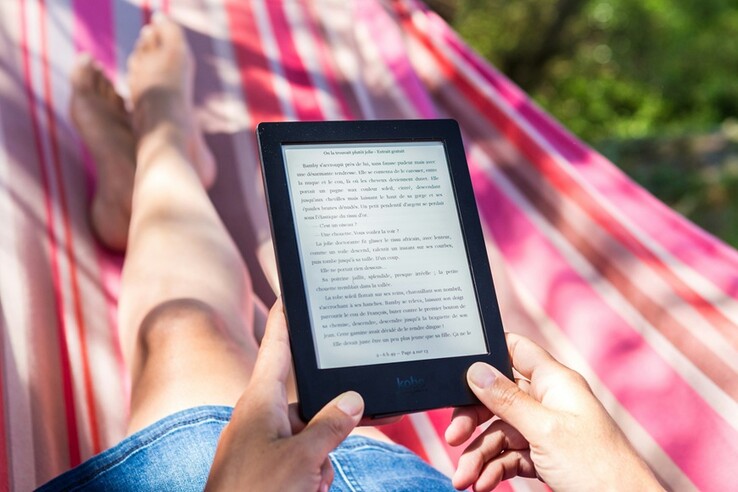 Отдохните с Kindle - потому что ничто так не говорит "я занят отдыхом", как затеряться в хорошей книге под солнцем. (Источник изображения: Perfecto Capucine - Unsplash)