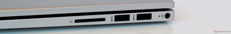 Справа: Отсек для карт SD, 2x USB A 3.2 Gen 1, гнездо зарядки