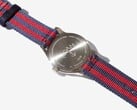 Вид сзади часов Noah x Timex MK1 Anchor с гравированной задней крышкой из нержавеющей стали и тканевым ремешком сине-красного цвета.