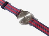 Вид сзади часов Noah x Timex MK1 Anchor с гравированной задней крышкой из нержавеющей стали и тканевым ремешком сине-красного цвета.