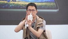 Игровой контроллер Redmi оснащен зажимами для надежной фиксации устройства на месте. (Источник изображения: Redmi)