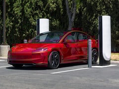 Tesla Model 3 на зарядном устройстве. (Источник изображения: Tesla)