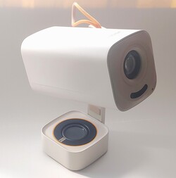 Yaber T1 Pro - это простой в использовании проектор с автоматической настройкой изображения. (Источник изображения: Notebookcheck)
