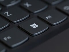 Крупный план чёрной клавиатуры ноутбука с акцентом на клавишу Windows