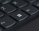Крупный план чёрной клавиатуры ноутбука с акцентом на клавишу Windows