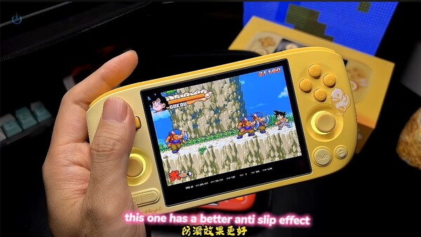 Ayaneo Pocket Air Mini B.Duck Edition имеет градиентный желтый дизайн с соответствующими кнопками и стиками для больших пальцев.