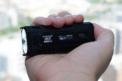 Новый EDC-фонарик от Nitecore удобно держать в руке (Источник изображения: Andreas Sebayang/Notebookcheck.com)