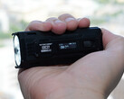 Новый EDC-фонарик от Nitecore удобно держать в руке (Источник изображения: Andreas Sebayang/Notebookcheck.com)
