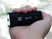 Новый EDC-фонарик от Nitecore удобно держать в руке (Источник изображения: Andreas Sebayang/Notebookcheck.com)