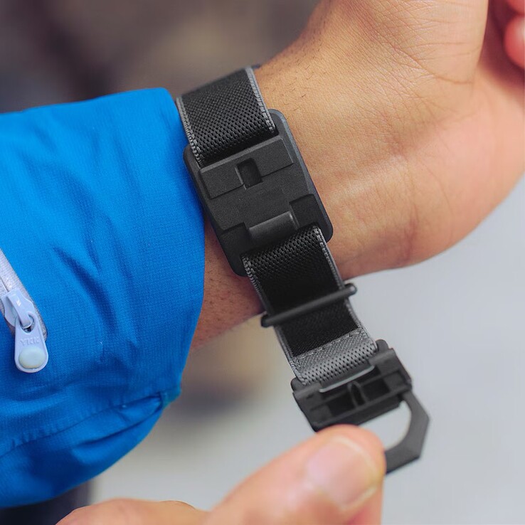 Вы можете плавно открывать и закрывать магнитную застежку одной рукой.